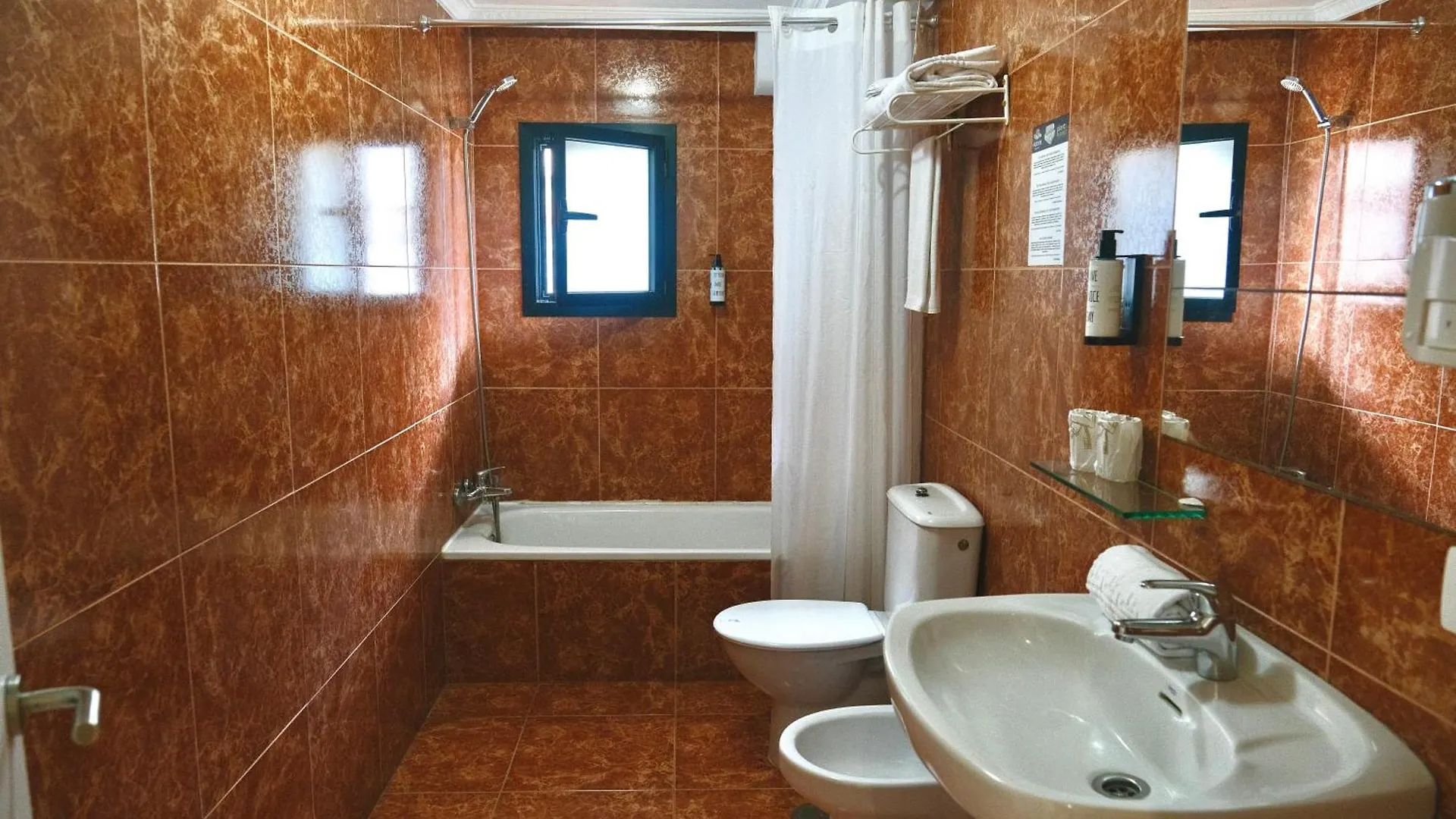 סנטה קרוז דה טנריף Hotel Adonis Capital 2*, סנטה קרוז דה טנריף ספרד